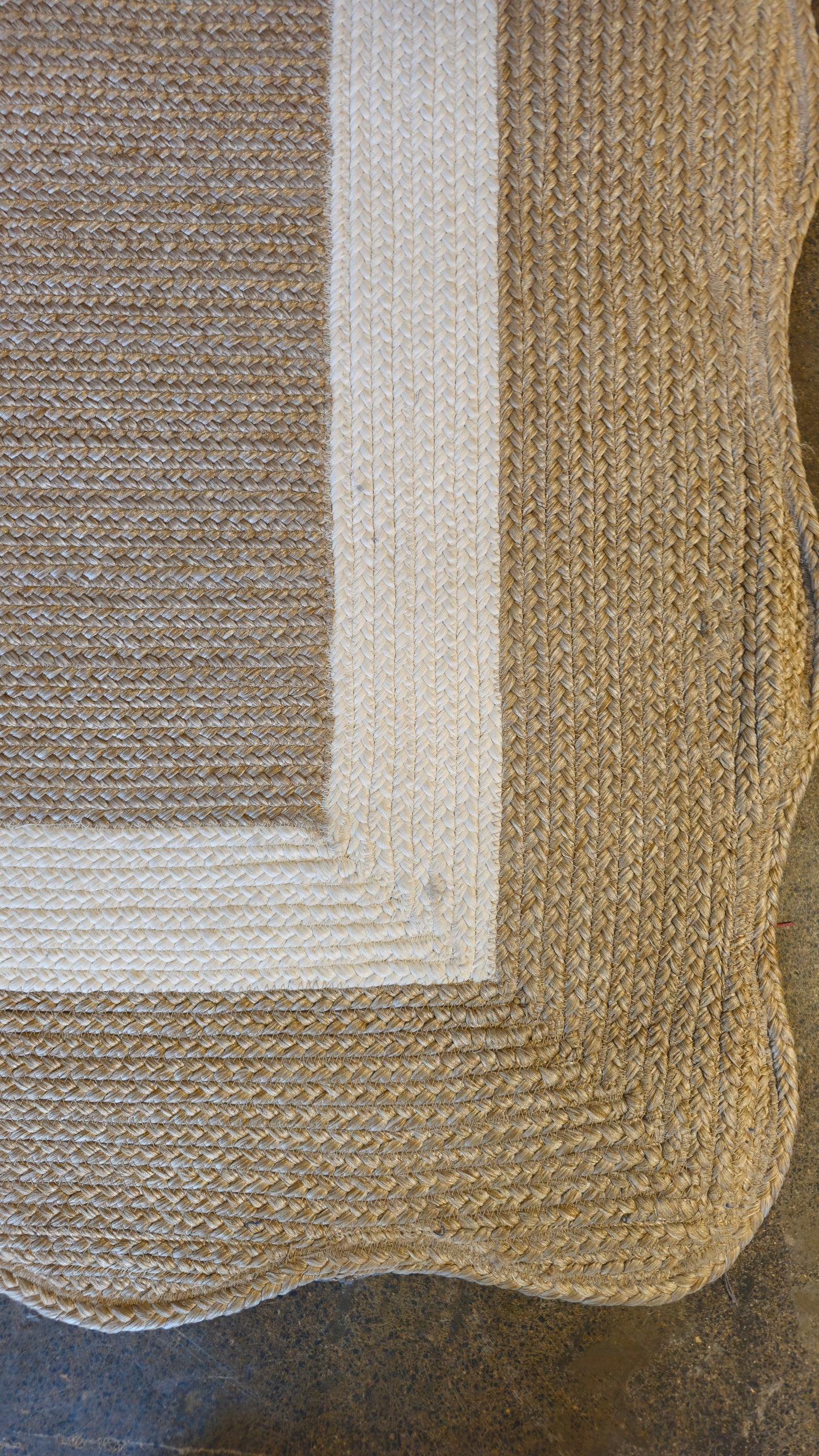 Scalloped Jute-Blend Woven Area Rug – Natural & Ivory Coastal Border Rug