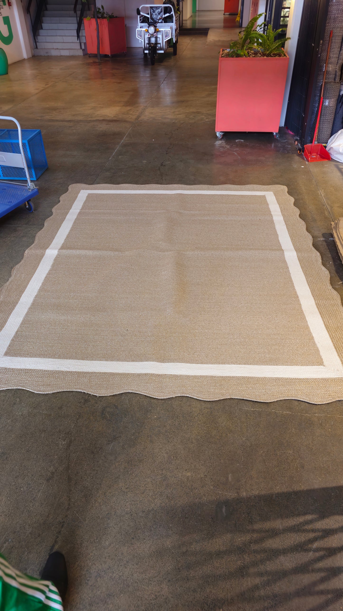 Scalloped Jute-Blend Woven Area Rug – Natural & Ivory Coastal Border Rug